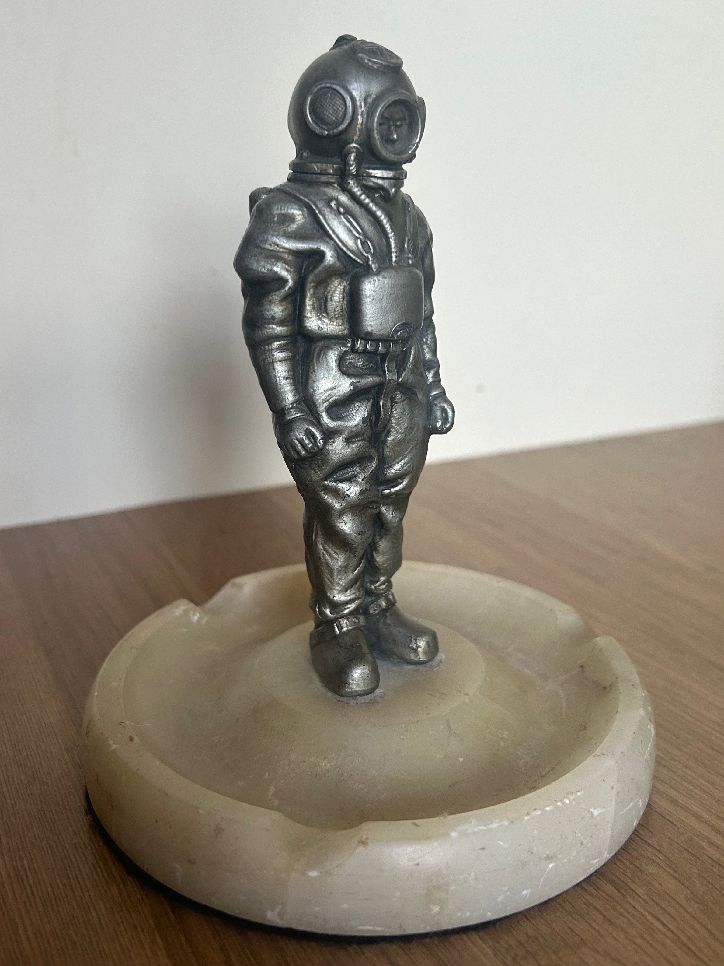 VINTAGE ANTIQUE DEEP SEA DIVER TABLE LIGHTER. - Divers Gifts